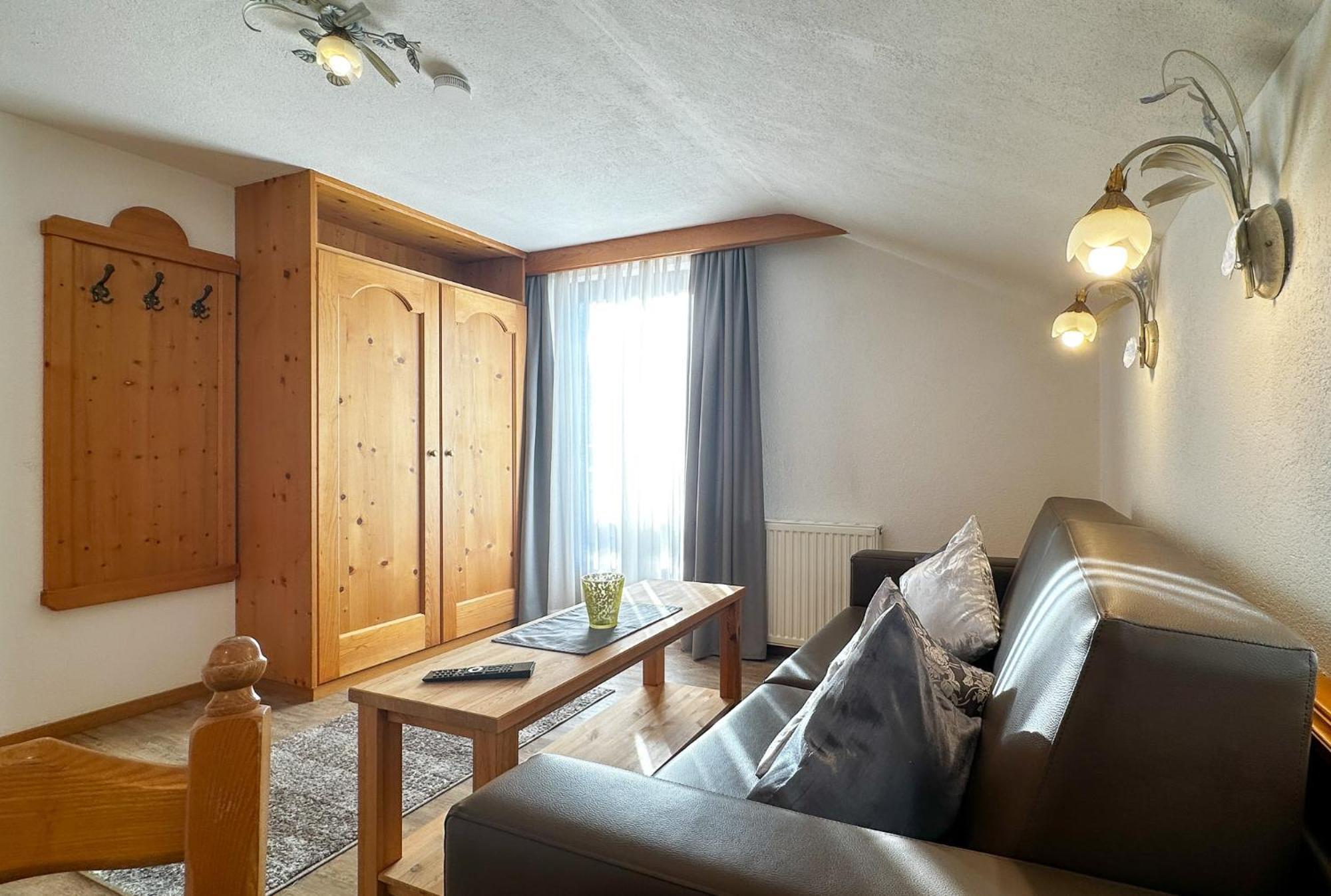 Comfort One-Bedroom Apartment Balcony